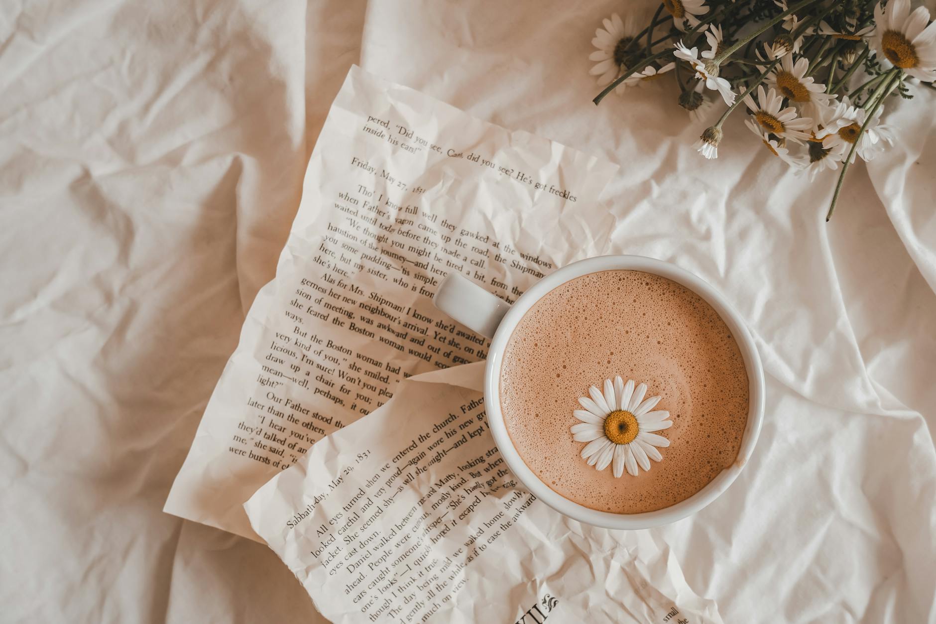 coffee cup with daisy